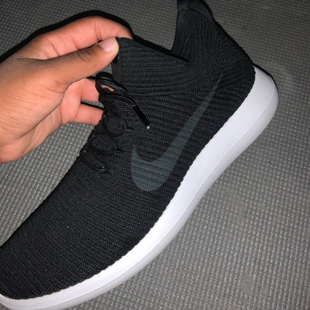 Nike Women’s Roshe Two Flyknit V2